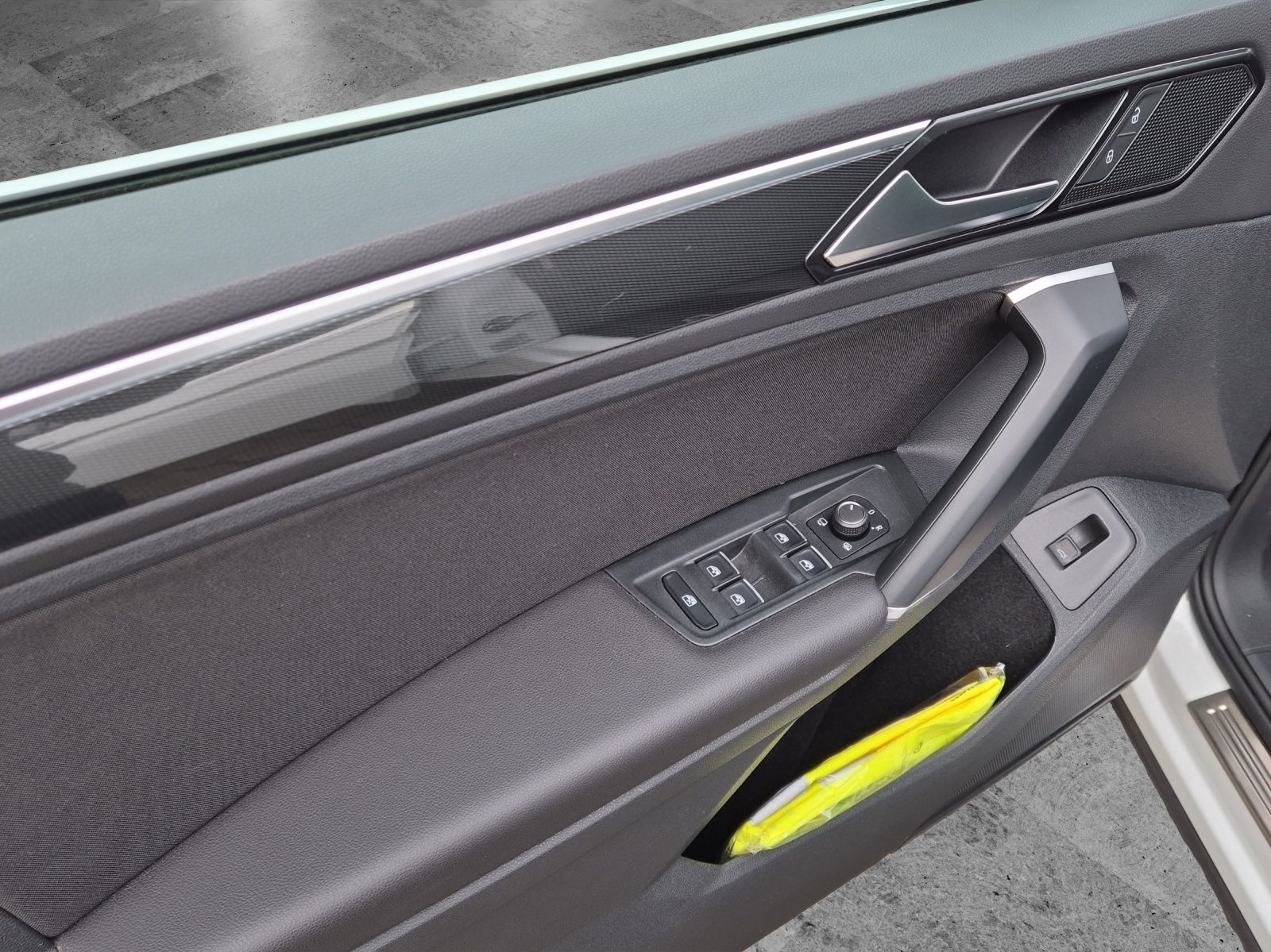 Fahrzeugabbildung Volkswagen Tiguan TDI Highline DSG 4M R-Line Standhzg. LED