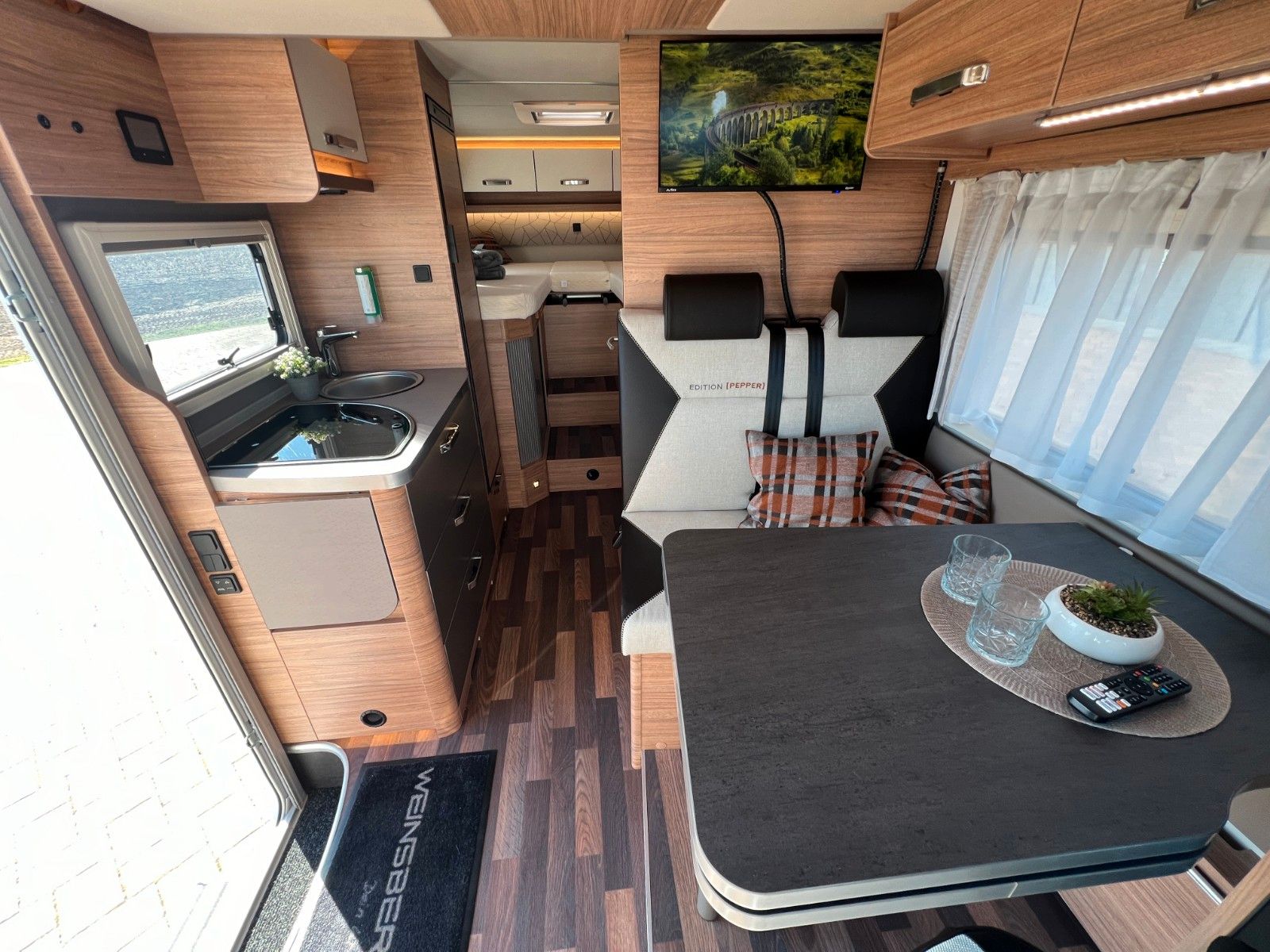 Fahrzeugabbildung Weinsberg CaraCompact Suite 640 MEG ED Pepper 2025
