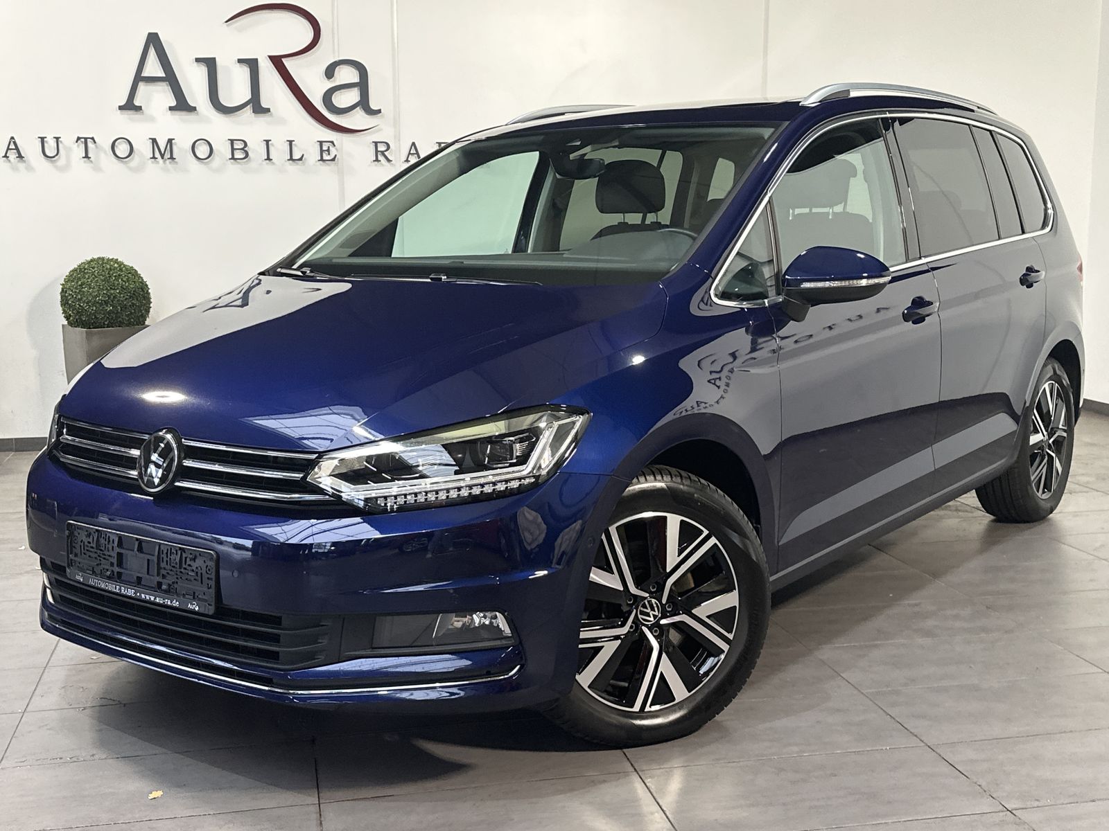 Fahrzeugabbildung Volkswagen Touran 1.5 TSI DSG HL 7-Sitzer NAV+LED+KAM+PANO