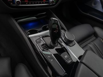 Fahrzeugabbildung BMW 540d xDr Tour HUD ACC Pano 360° Bowers & Wilkins