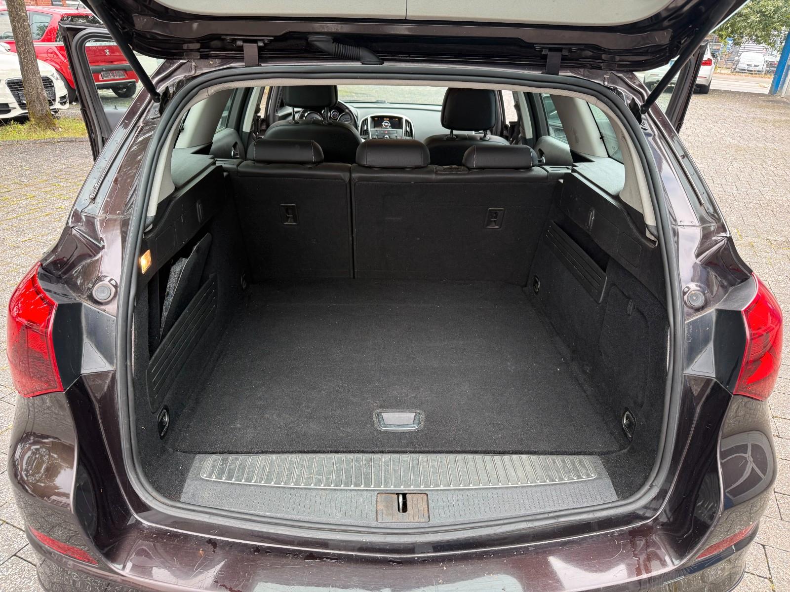 Opel Astra 2012 — photo 16