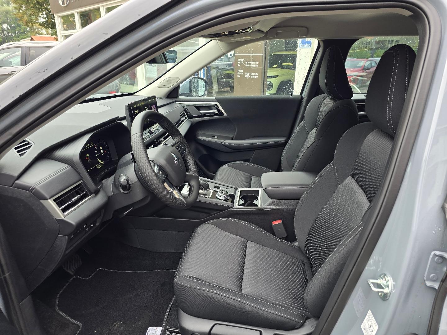 Mitsubishi Outlander 2.4L PHEV BASIS