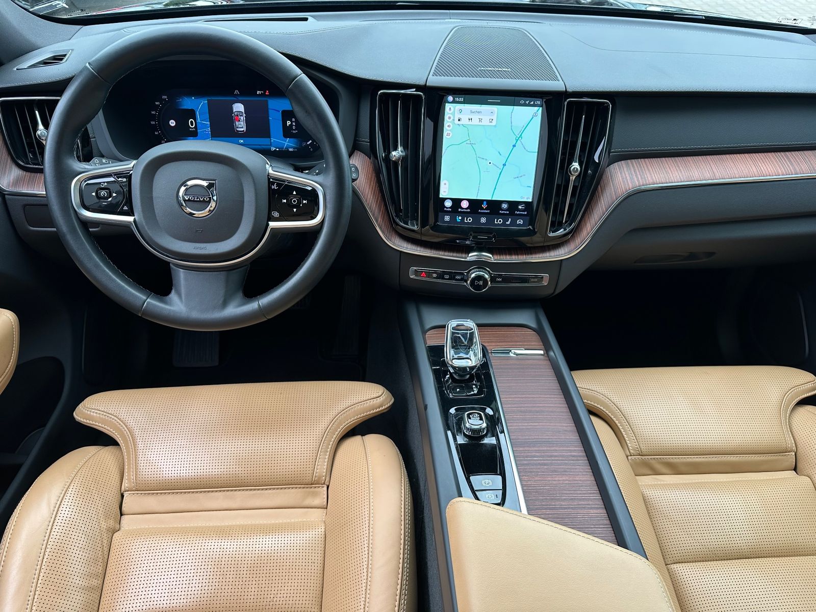 Fahrzeugabbildung Volvo XC60 B5 B AWD Ultimate Bright NAV+LED+PANO+AHK
