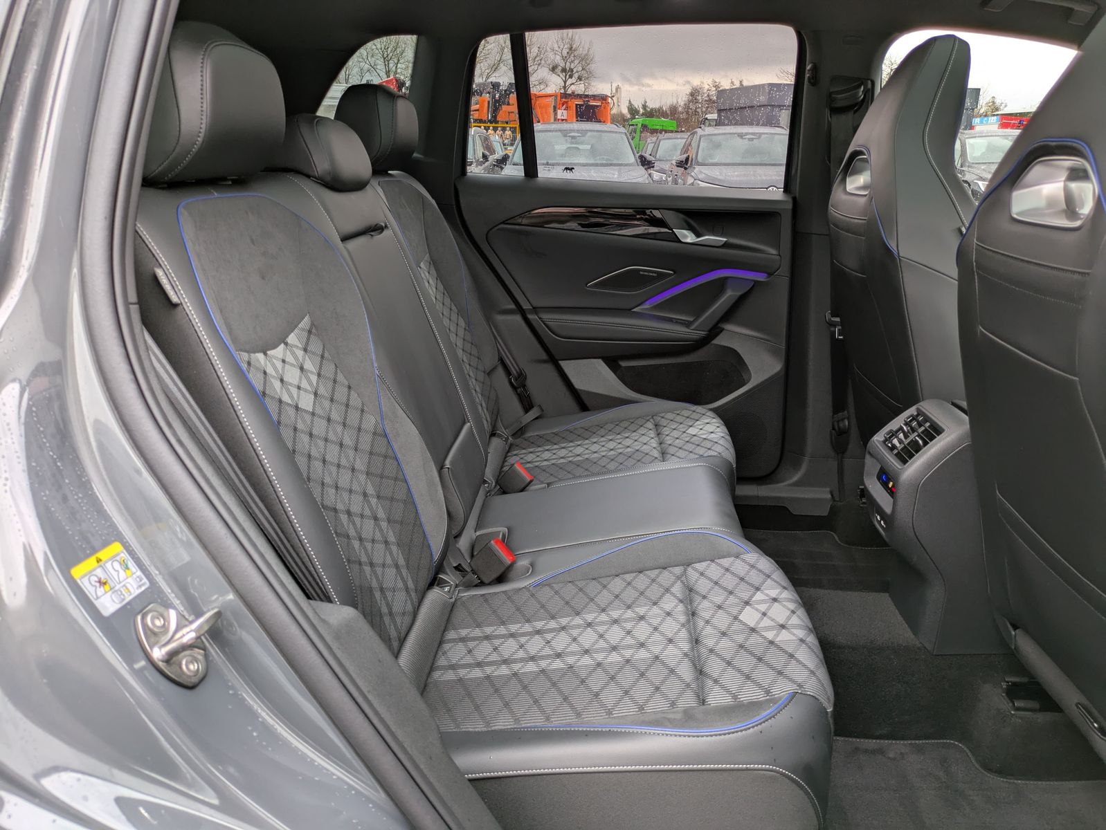 Fahrzeugabbildung Volkswagen Tiguan 2.0 TDI 4M R-Line PANO*H&K*AHK*MATRIX*20"