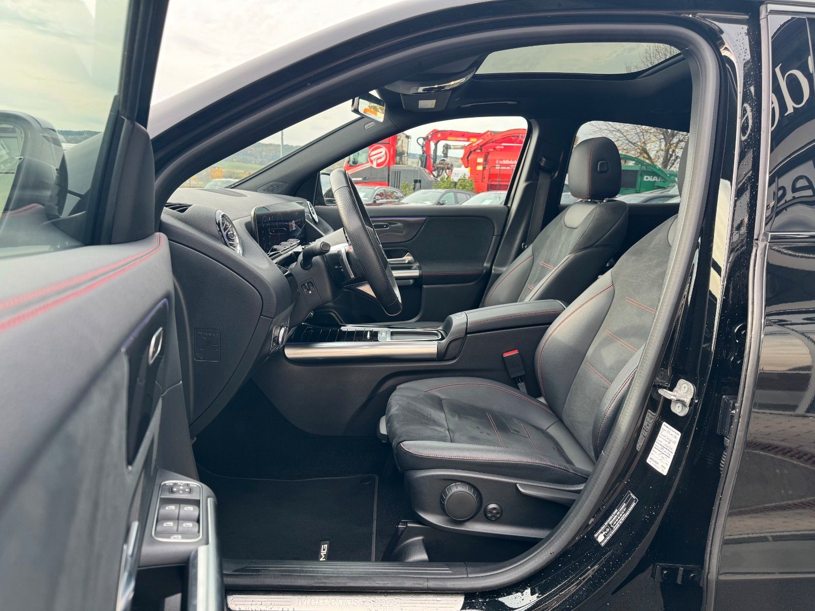 Fahrzeugabbildung Mercedes-Benz GLA 200 AMG+Pano+Distr+Ambiente+Multibeam+