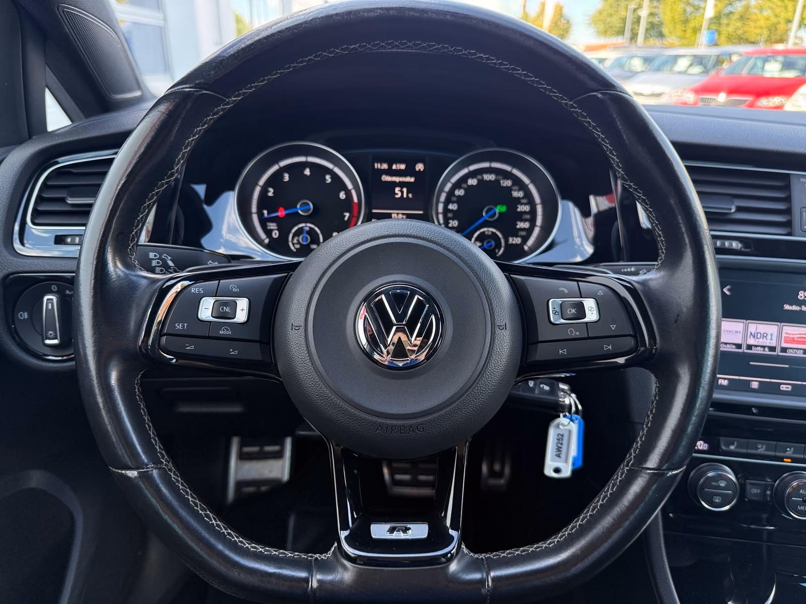 Volkswagen Golf VII 2.0 R BMT 4Motion Xenon Leder PDC Navi