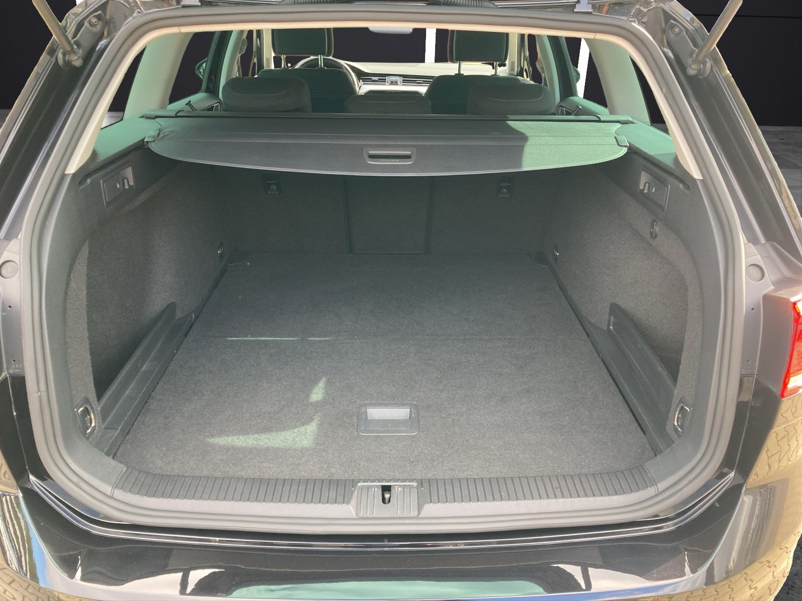 Fahrzeugabbildung Volkswagen Passat Variant BUSINESS TSI DSG LED Navi ACC SH