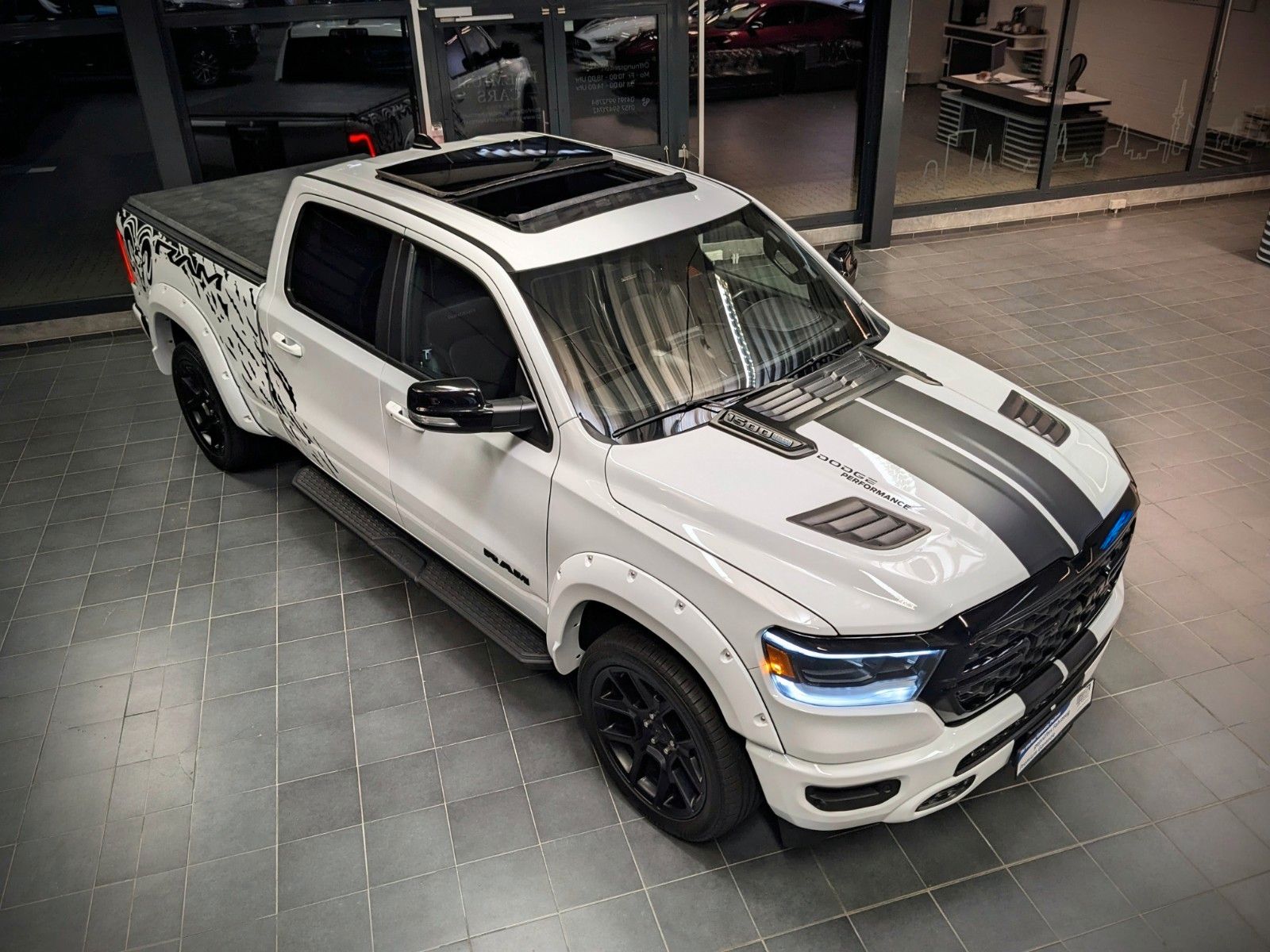 Dodge RAM 1500 HEMI V8 5.7L E-TORQUE Laramie/Panorama imagem 3