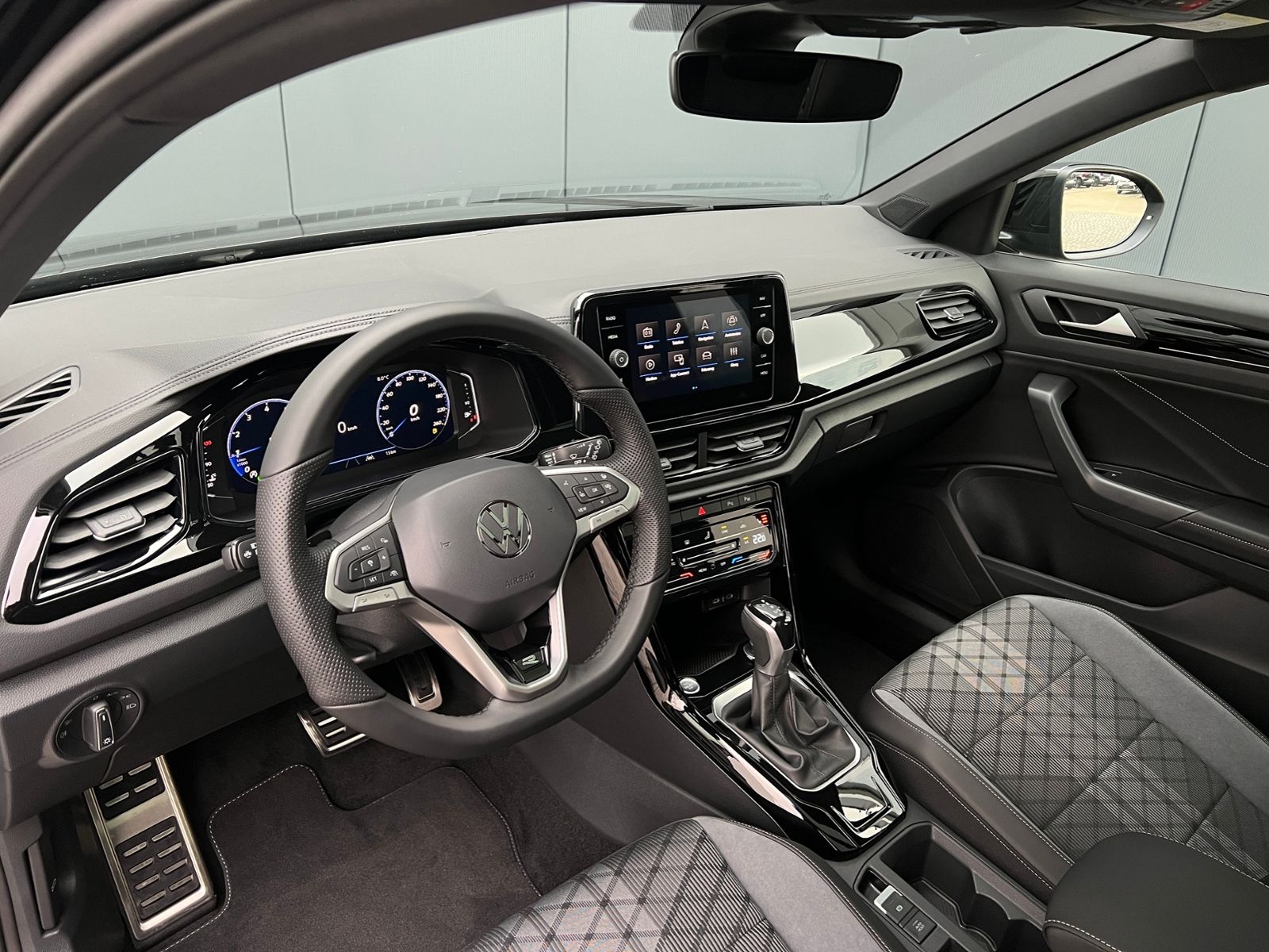 Fahrzeugabbildung Volkswagen T-Roc R-Line 1.5 TSI DSG *AHK, Pano, Black Style