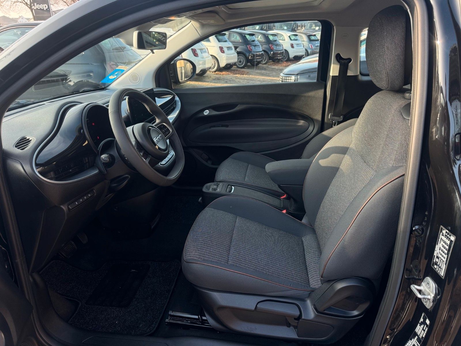 Fahrzeugabbildung Fiat 500e Icon NAVI GLASDACH KLIMA DAB 118PS