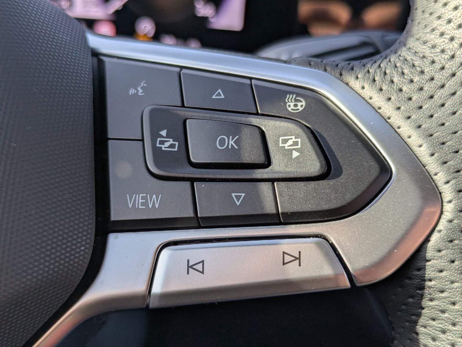 Fahrzeugabbildung Volkswagen Tiguan 2.0 TDI 4M R-Line PANO*H&K*AHK*MATRIX*20"