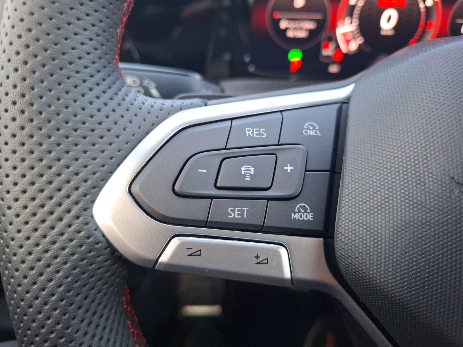 Fahrzeugabbildung Volkswagen Golf VIII GTI DSG LED CarPlay AID ACC RFK SH