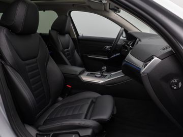 Fahrzeugabbildung BMW 320d xDLuxury Line DAB HiFi PDC Stop&Go Komfort