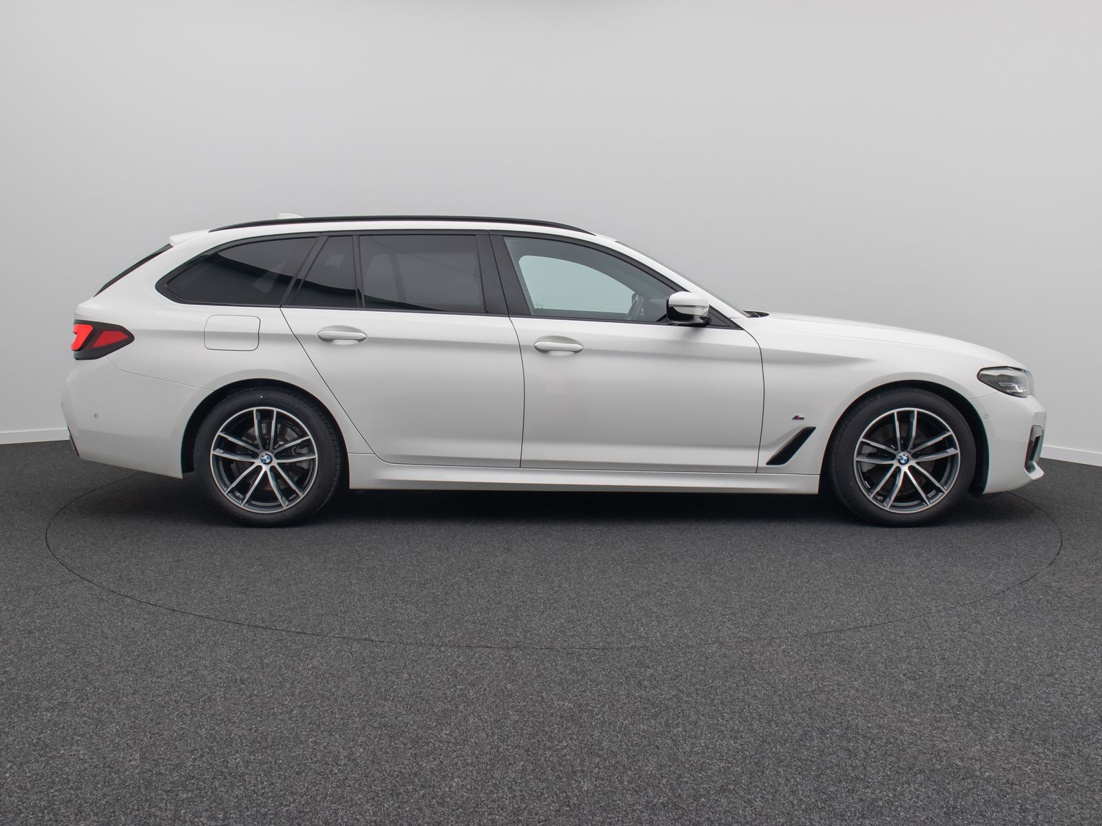 Fahrzeugabbildung BMW 520d M Sport Kamera HUD HiFi AHK Stop&Go Alarm