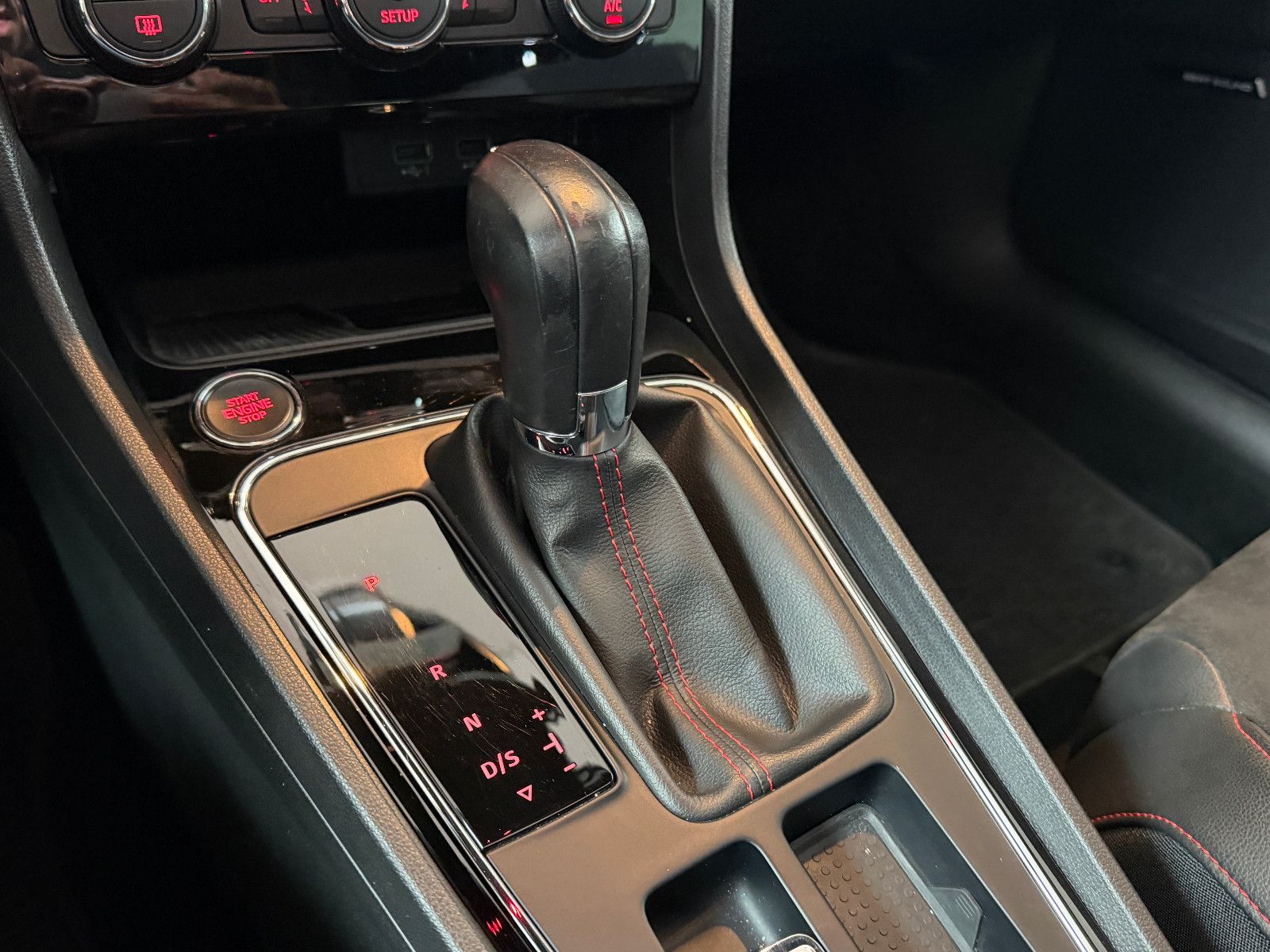 Fahrzeugabbildung SEAT Leon ST FR//ACC/LED/PANORAMA/APPLE-CAR/KAMERA
