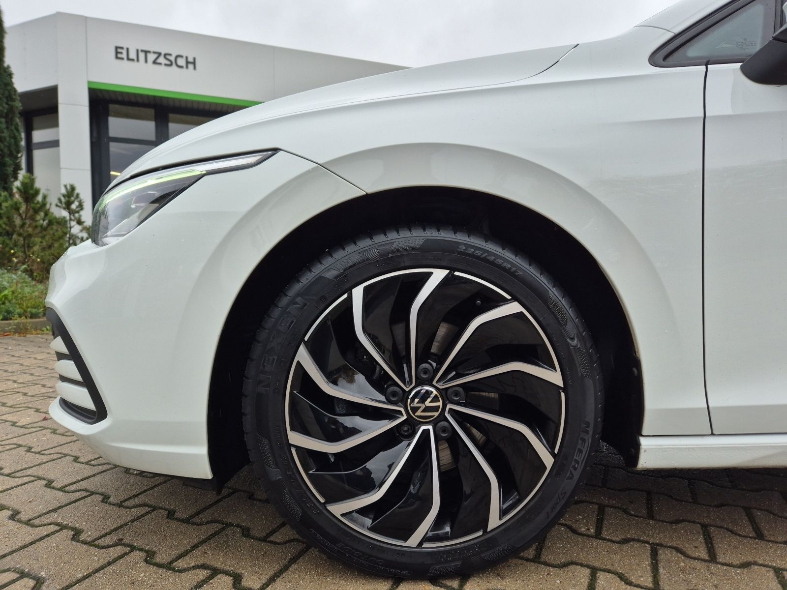 Fahrzeugabbildung Volkswagen Golf VIII Variant Life TSI NAVI CLIMA ACC SH