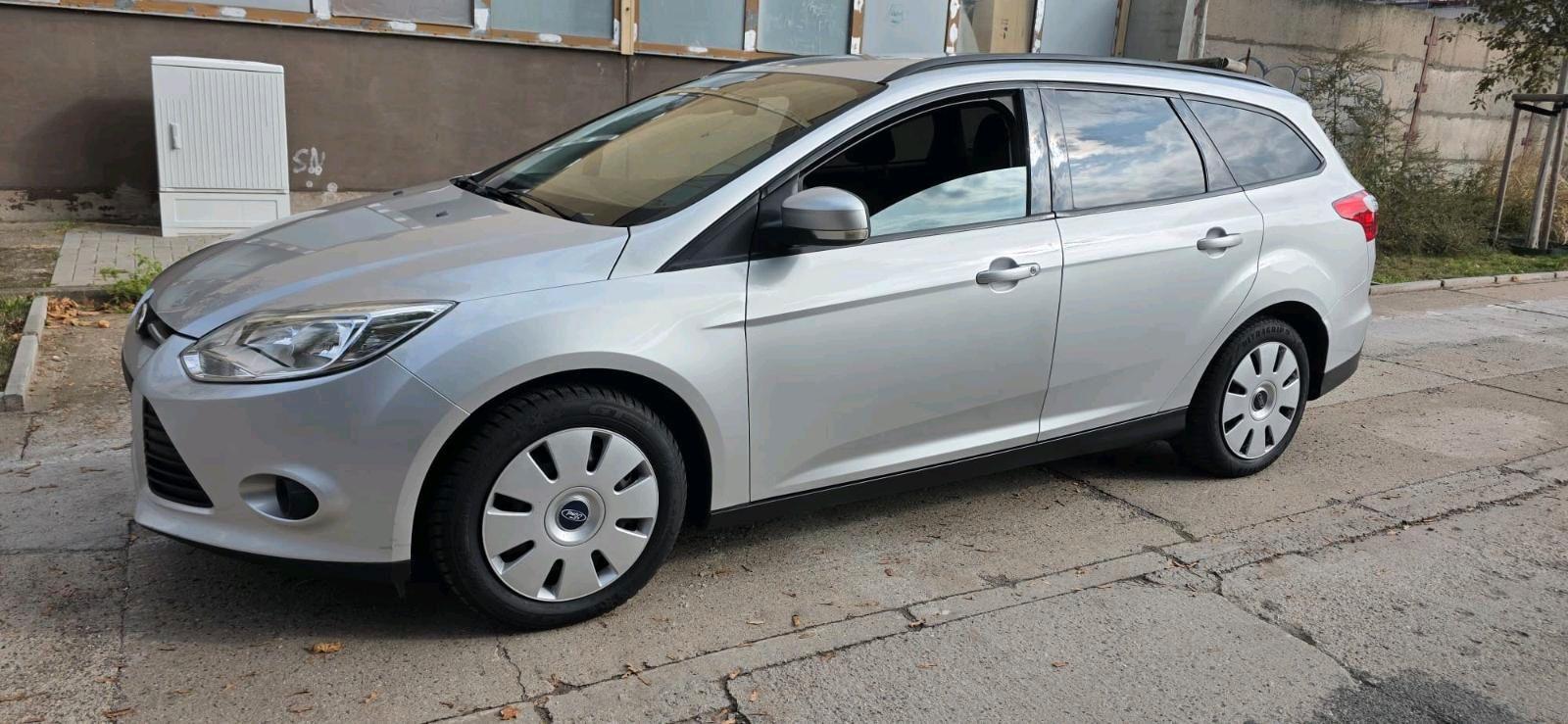 Ford Focus 2011 — салон