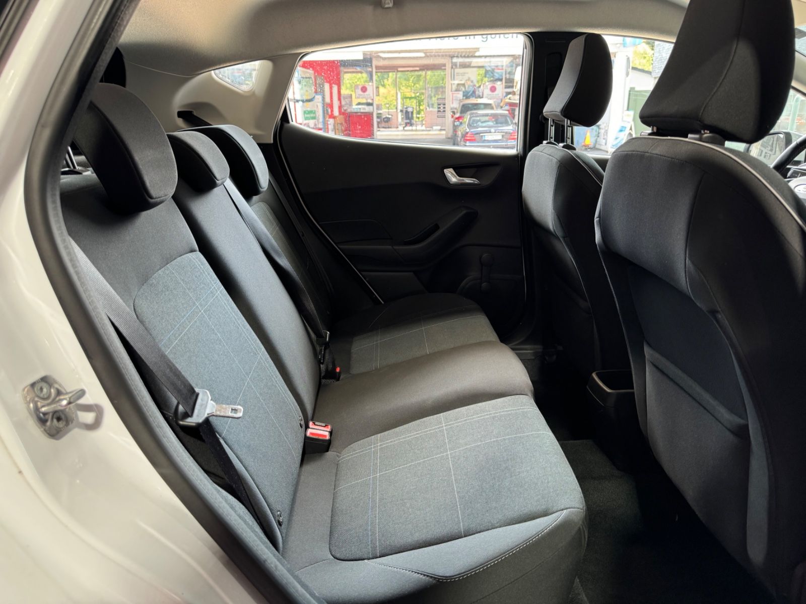 Fahrzeugabbildung Ford Fiesta Cool & Connect/APPLE/8-FACH/SZHZ/