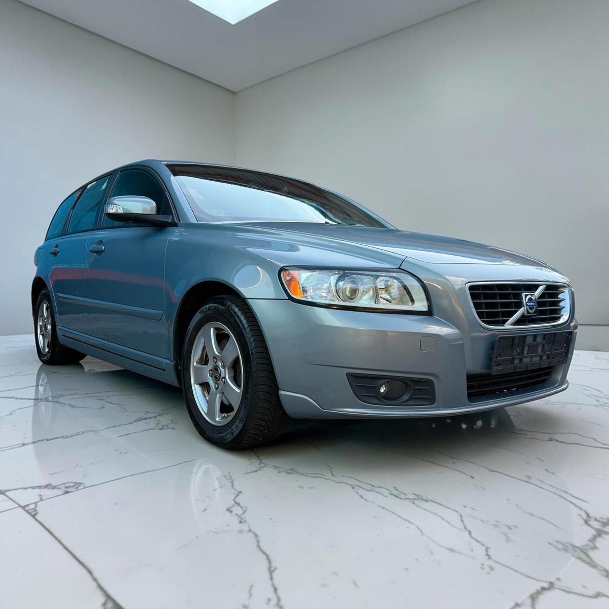 Volvo V50 2008 — rear view