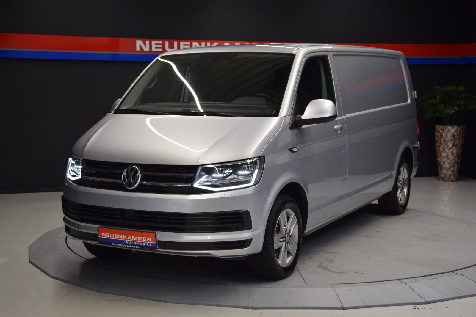 Fahrzeugabbildung Volkswagen T6 Transporter Kasten lang DSG 4Motion LED AHK