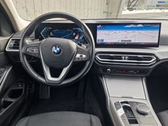 Fahrzeugabbildung BMW 320dA xDrive Touring Navi LED SiHz Tempo PDC AHK