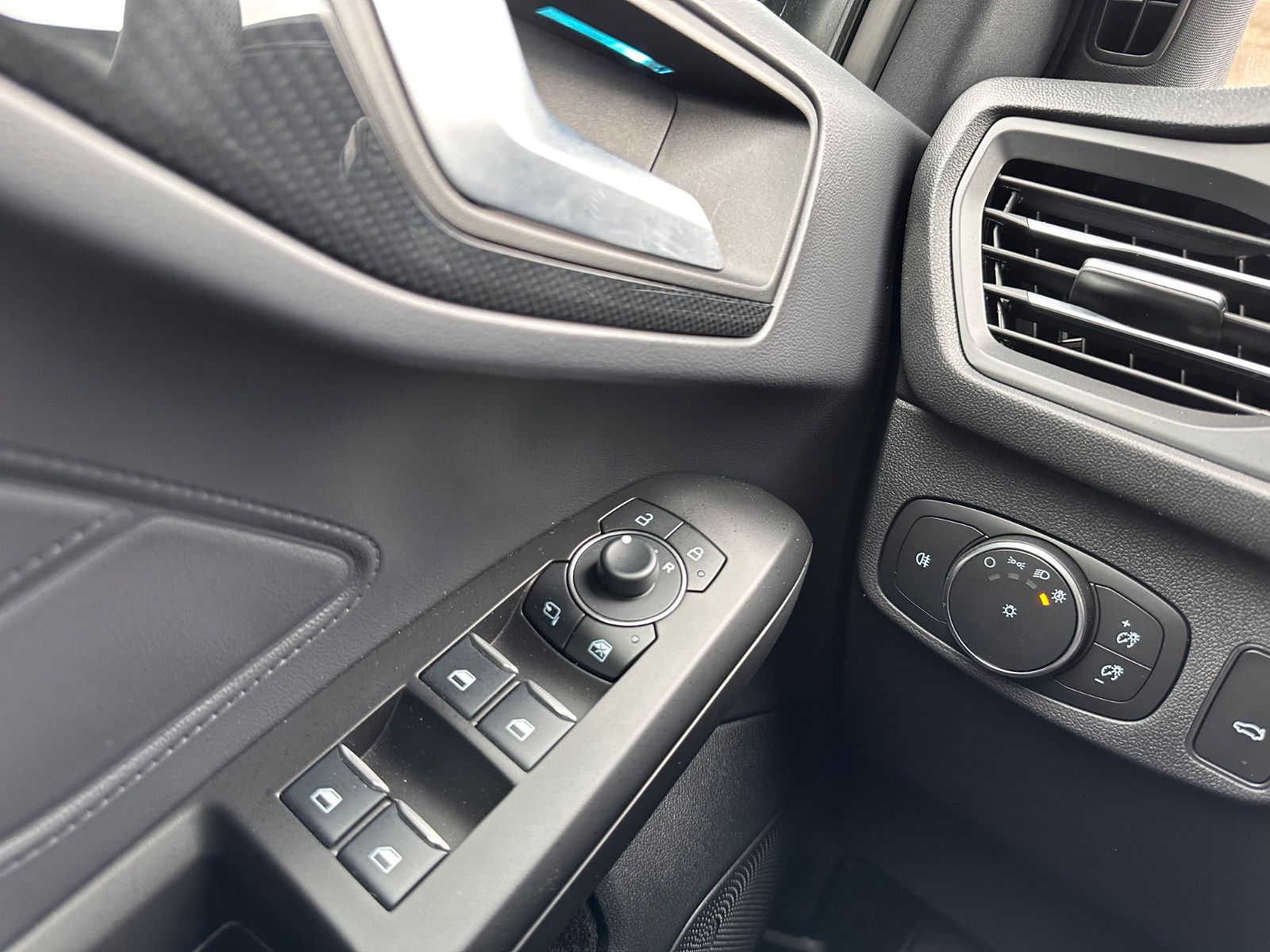 Fahrzeugabbildung Ford Focus Turnier ST-Line X 1.0 Pano/ACC/Matrix/Navi
