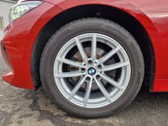 Fahrzeugabbildung BMW 320dA xDrive Touring Navi LED SiHz Tempo PDC AHK