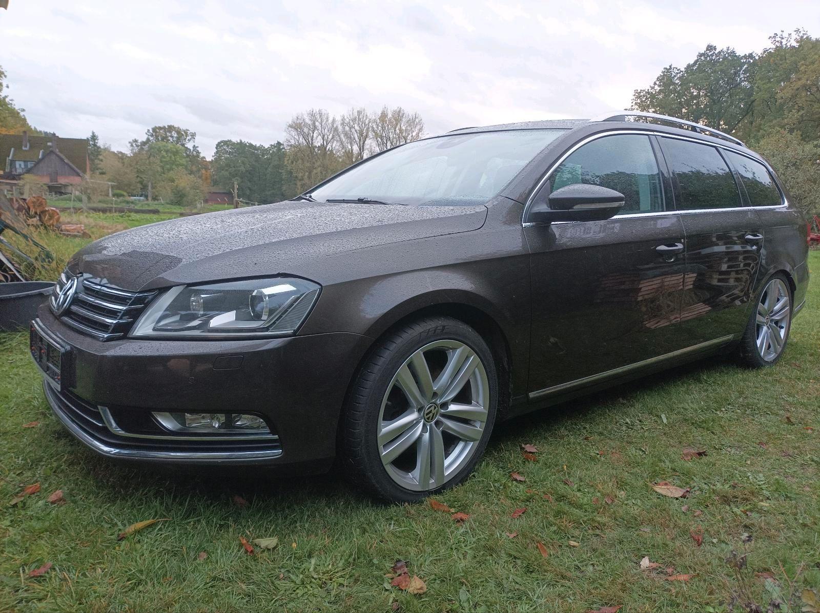 Volkswagen Passat 2012 — rear view