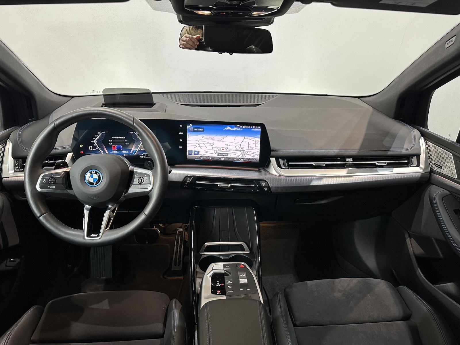 Fahrzeugabbildung BMW 225e xDrive Glasdach Head-Up M Sportpaket