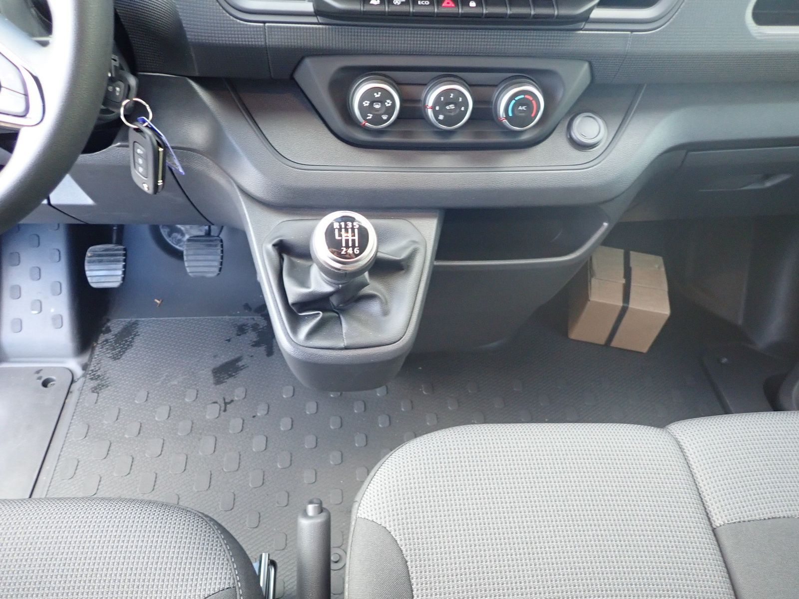 Fahrzeugabbildung Renault Trafic Pkw Grand Authentic Blue dCi 150 MY24