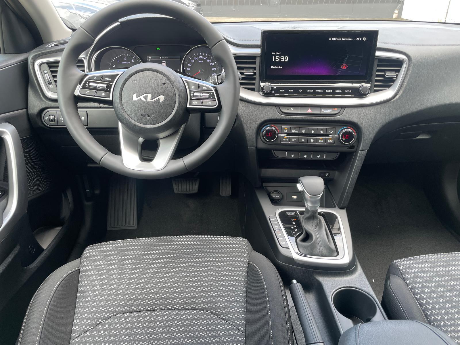 Kia CEED SW 1.5T DCT7 KEYLESS LED PDC V+H 17´´ALU