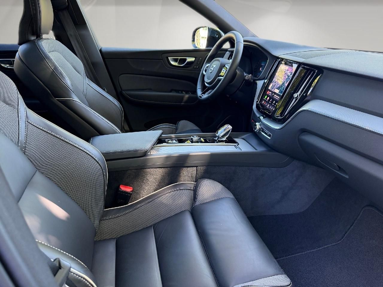 Fahrzeugabbildung Volvo XC60 B5 Benzin AWD Plus Black Edition