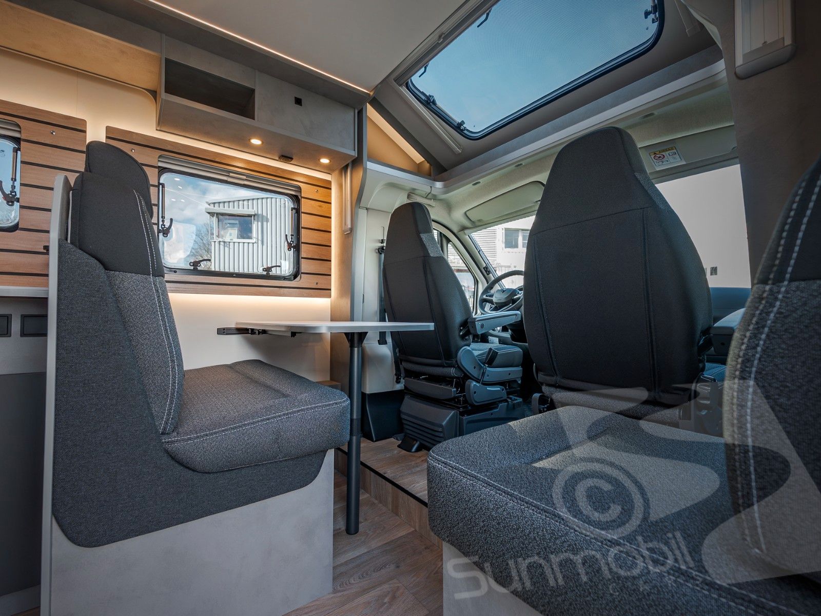 Fahrzeugabbildung Crosscamp EXPDN 7.0 E Peugeot Automatik
