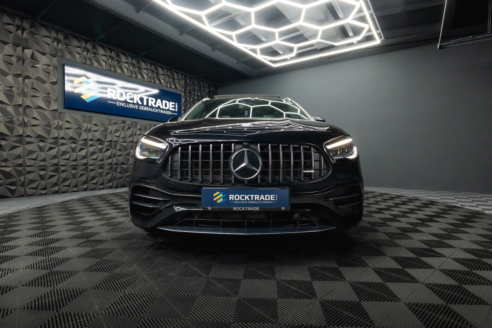 Fahrzeugabbildung Mercedes-Benz GLA 45 S AMG 4Matic | ACC | PANO | BURMESTER