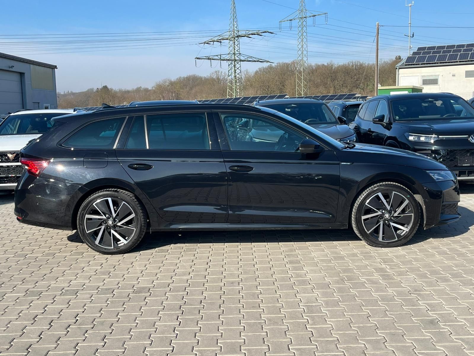 Fahrzeugabbildung SKODA Octavia 1.5 DSG Sportline PANO*MATRIX*AHK*5J.GAR