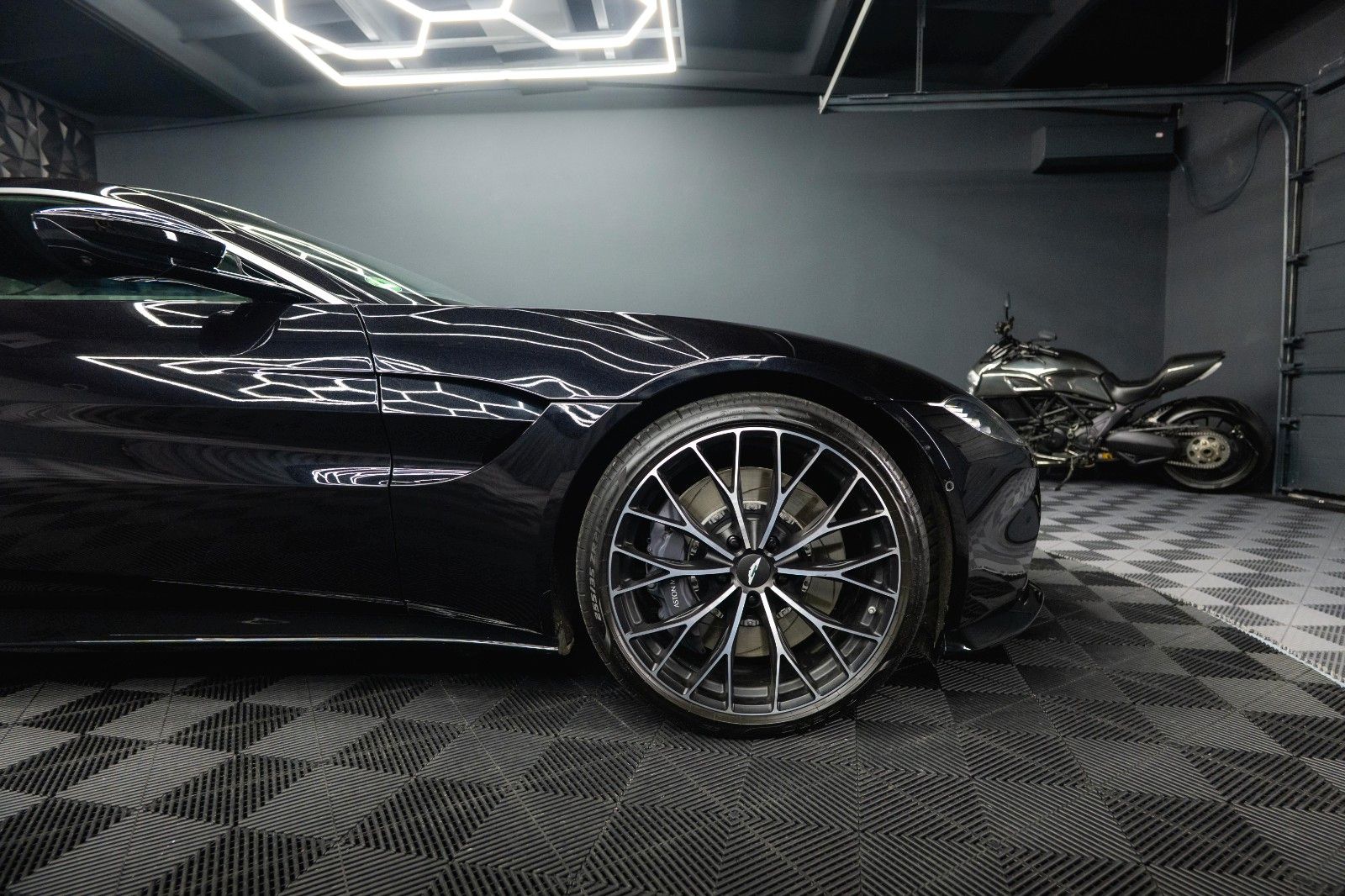 Fahrzeugabbildung Aston Martin V8 Vantage 4.0 V8 DB11 Coupe *1.Hand*360*Memory*