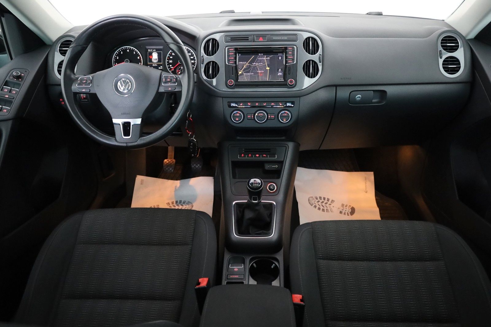 Fahrzeugabbildung Volkswagen Tiguan Sport & Style Navi,Xenon,Panorama,SH,PDC