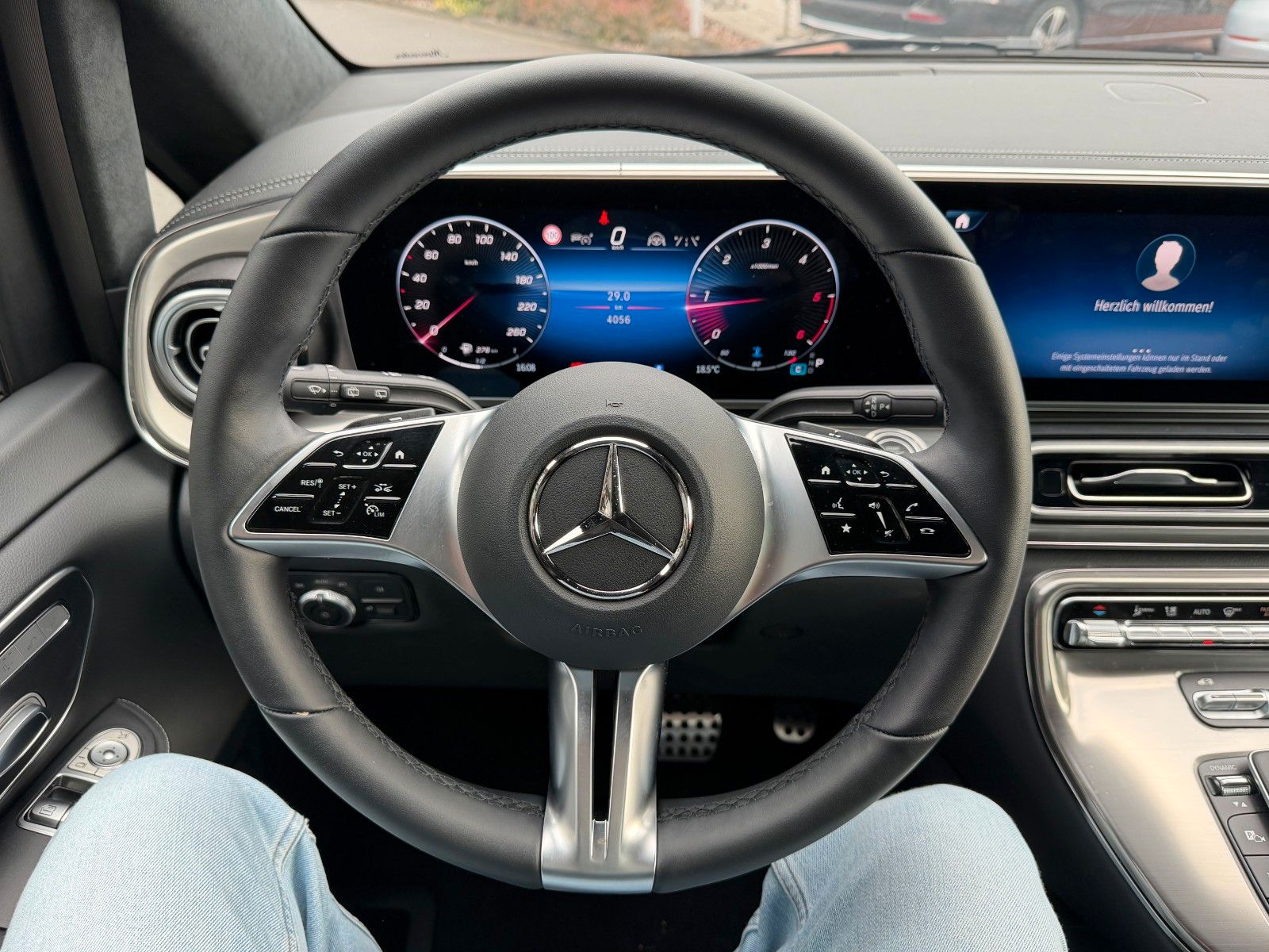 Fahrzeugabbildung Mercedes-Benz V 300 d 4MATIC EXCLUSIVE AMG Panorama Standheiz