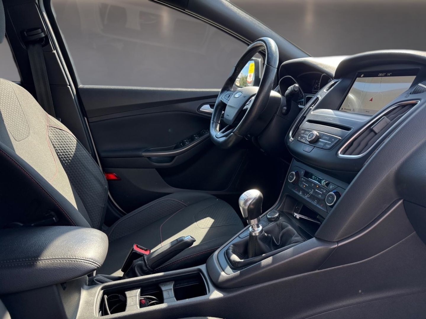 Fahrzeugabbildung Ford Focus Turnier ST-Line Sportpaket Navi Mehrzonenk