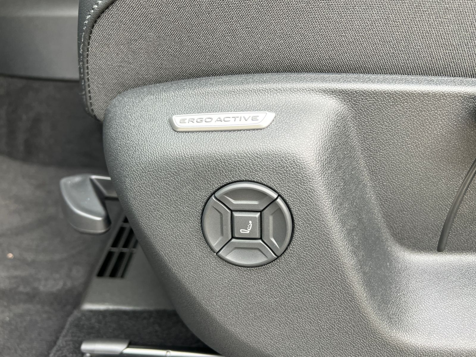 Fahrzeugabbildung Volkswagen Tiguan Elegance 1.5 eTSI DSG *AHK, IQ.Light, 18'