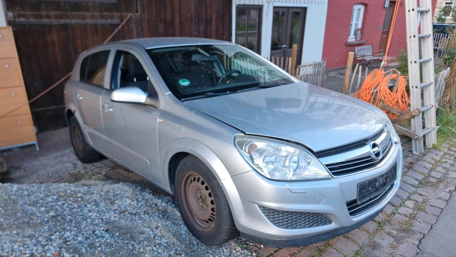 Opel Astra 2007 — rear view