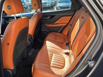 Jaguar F-Pace - 8