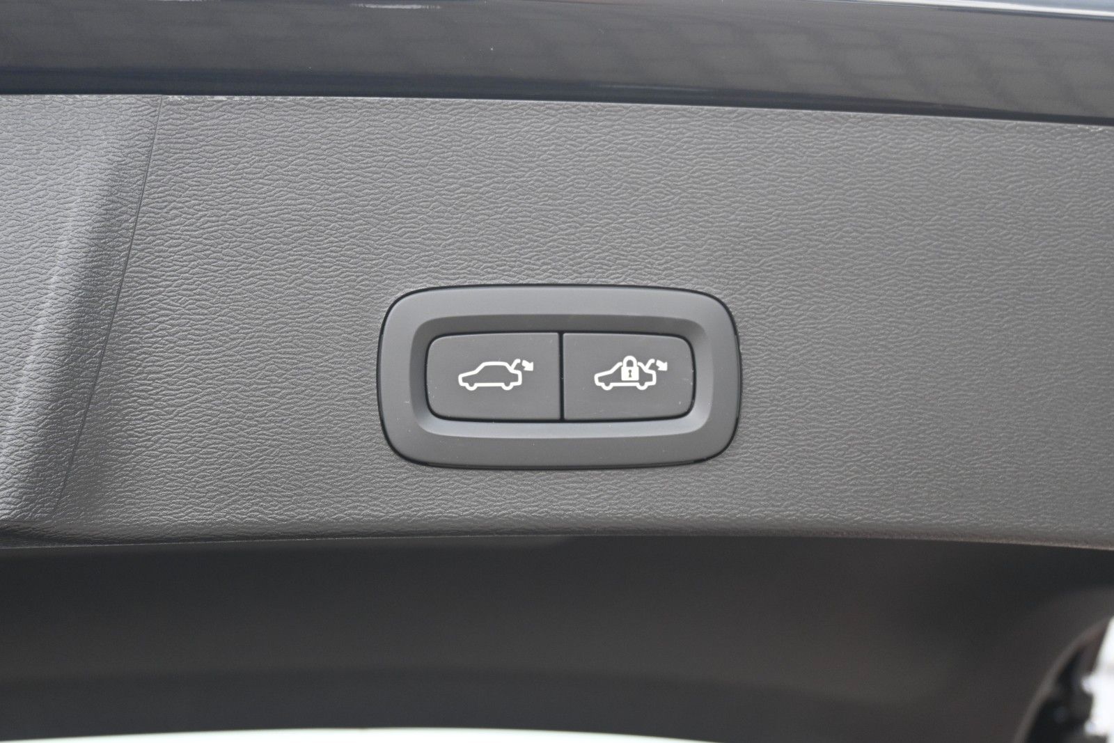 Fahrzeugabbildung Volvo XC40 B3 Plus Black Edition*LED*360*H&K*BLIS*20"