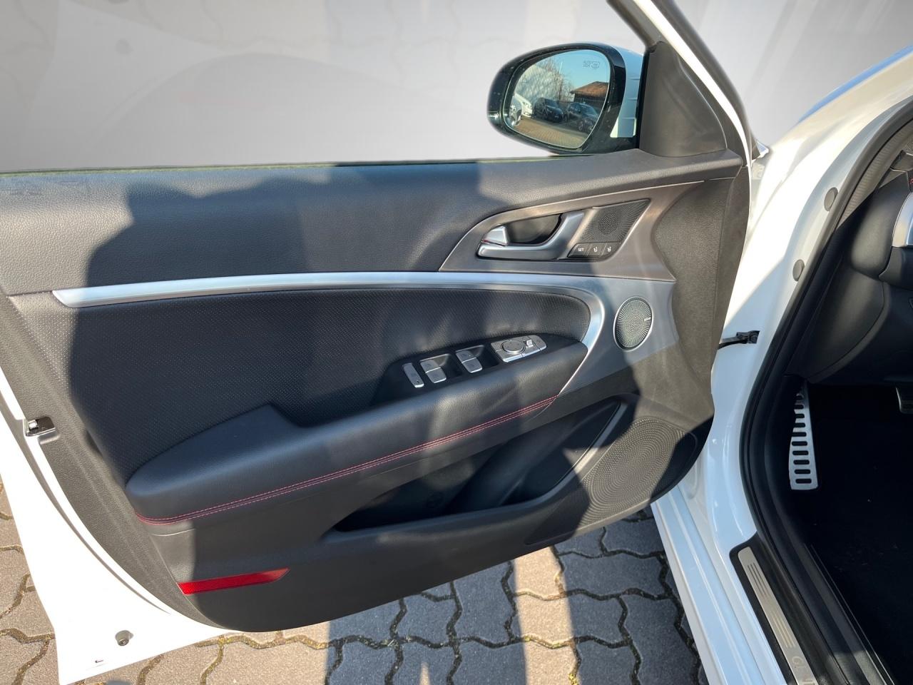 Genesis G70 2.2 D AWD Sport Pearl-Lackierung Sitzklima