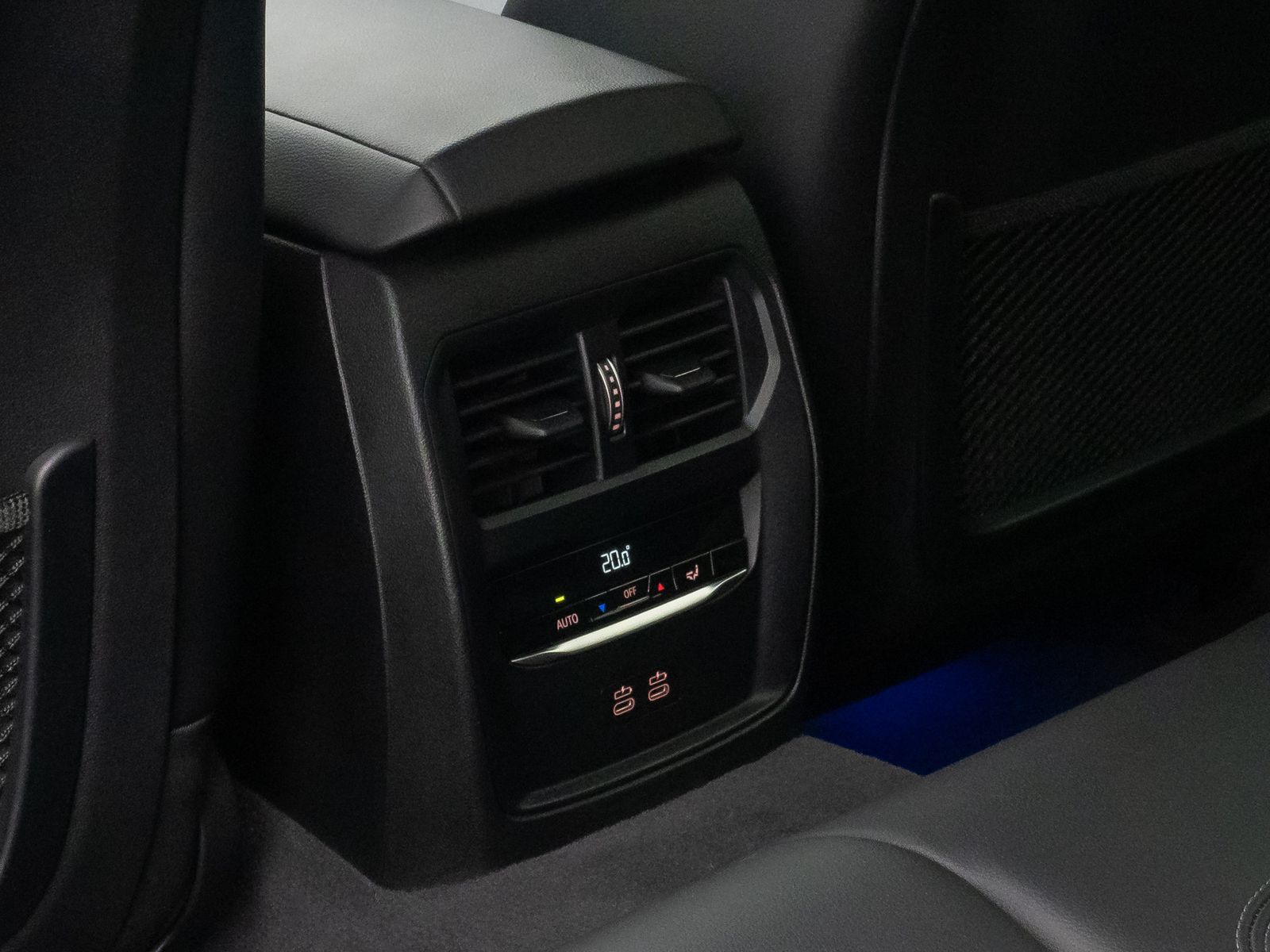 Fahrzeugabbildung BMW 320d Sport Line Alarm DAB AHK H/K Individual LED
