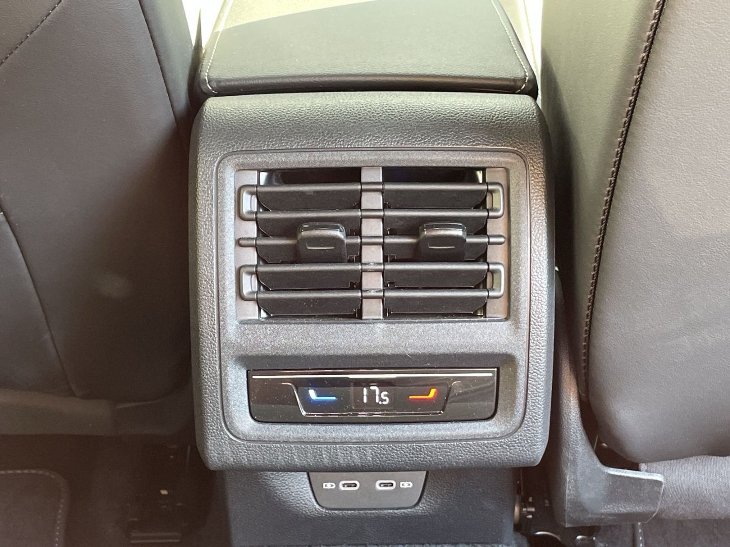 Golf VIII 1.5 eTSI DSG R-Line Kamera/Matrix/AHK/