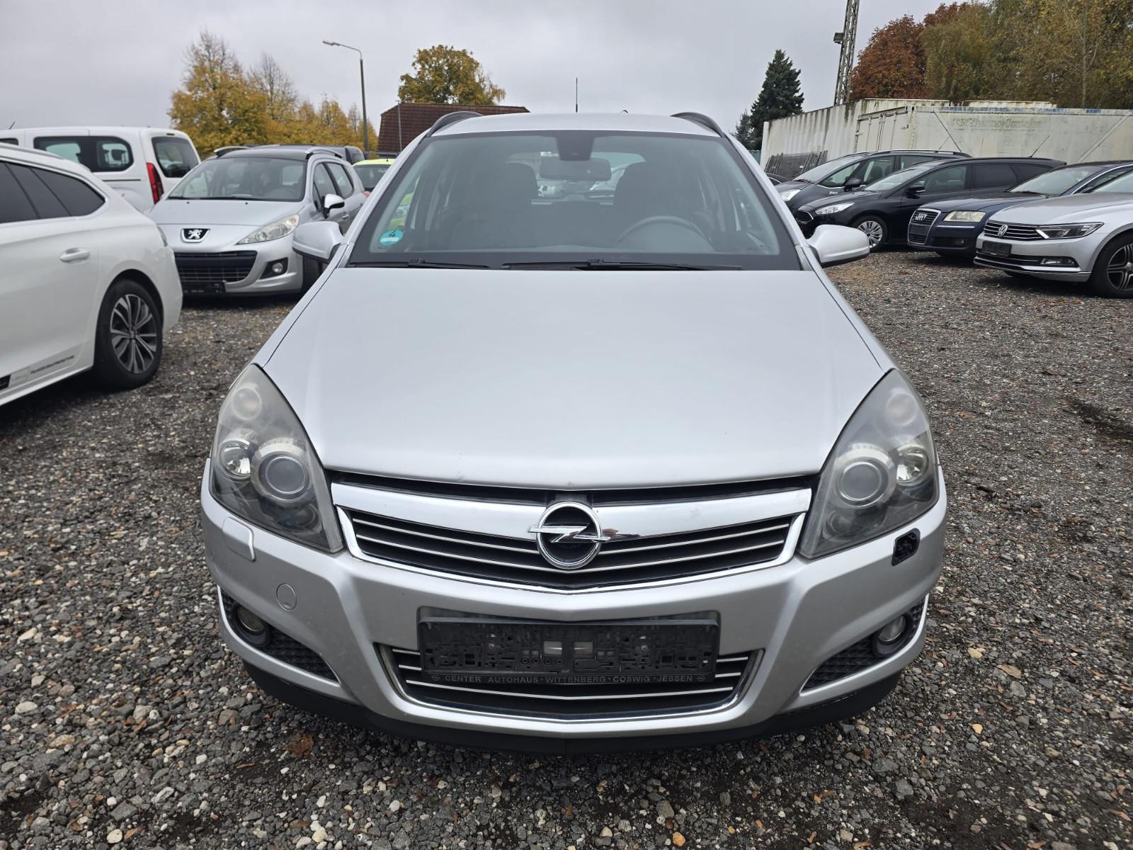 Opel Astra 2008 — rear view