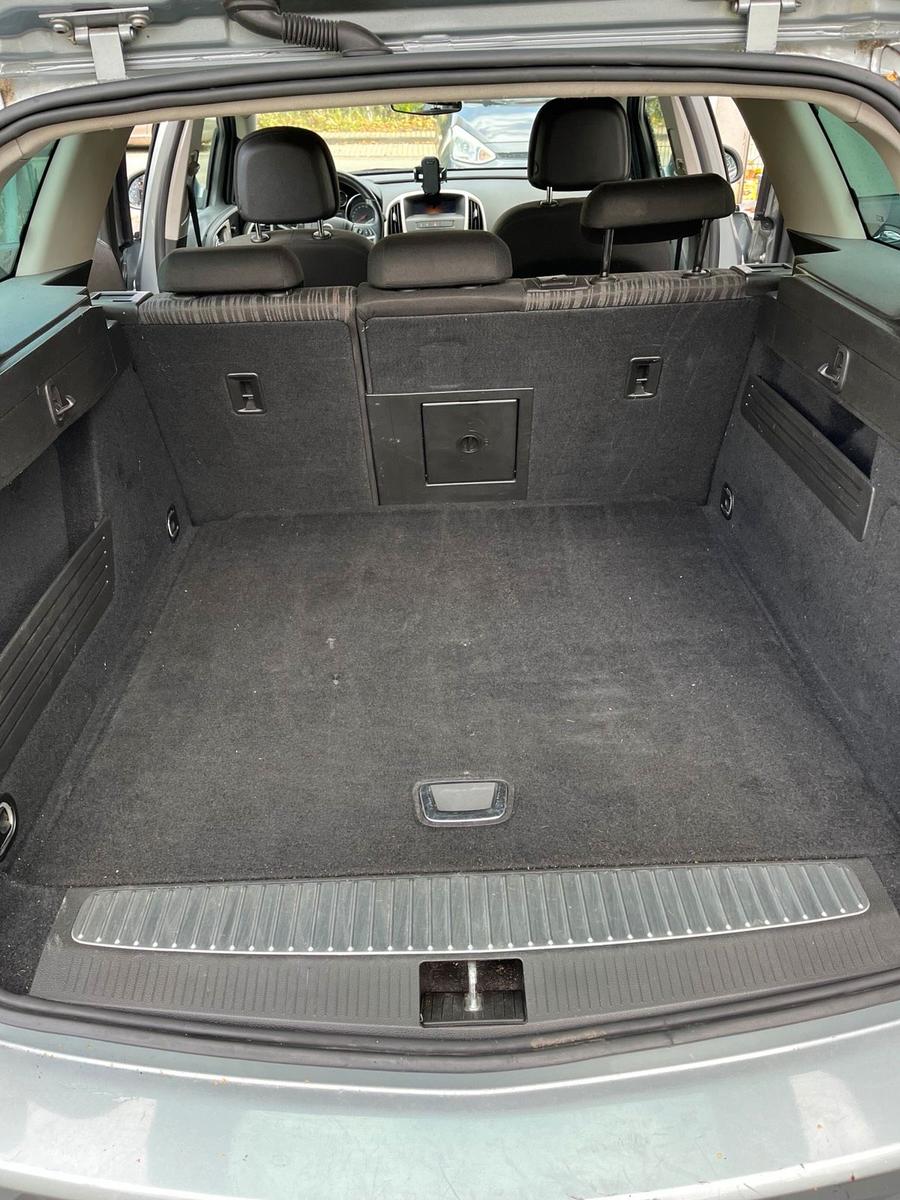 Opel Astra 2011 — photo 8