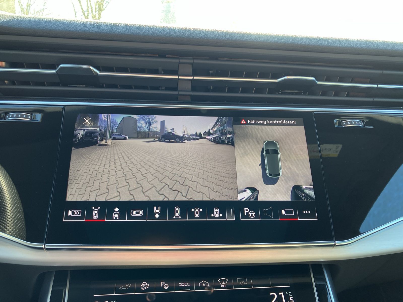 Fahrzeugabbildung Audi Q8 55 TFSI e quattro HD MATRIX AHZV PANO Luft AH