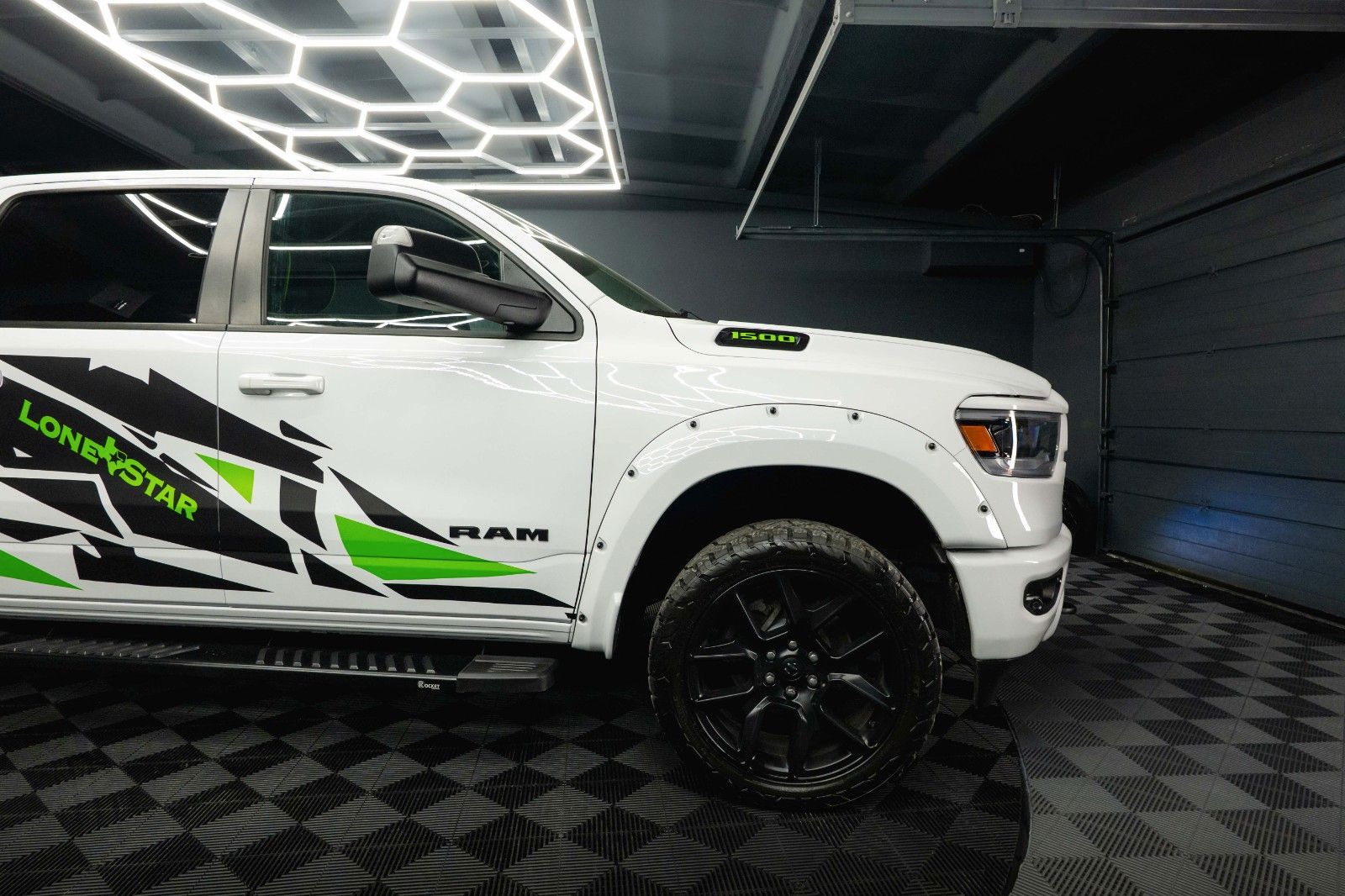 Fahrzeugabbildung Dodge RAM 5.7 V8 HEMI 4x4 OFFROAD Night-Paket LONGBED